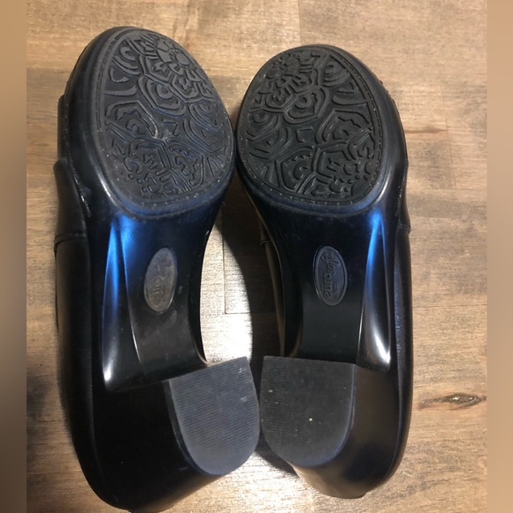 Black leather ankle booties with ruched/ folded design by Sofft size 6.5 - Picture 4 of 4